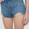 Distressed-Shorts in mittelblauer Waschung Distressed-Shorts in mittelblauer Waschung