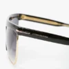Geformte Sonnenbrille aus Metall und Acetat mit flachem Oberteil Geformte Sonnenbrille aus Metall und Acetat mit flachem Oberteil