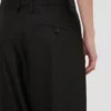 Hose mit geschwungenem Bein in Schwarz Hose mit geschwungenem Bein in Schwarz
