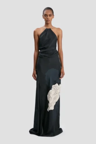 Ketten-Halterkleid mit dunkelblauem Blumenmuster