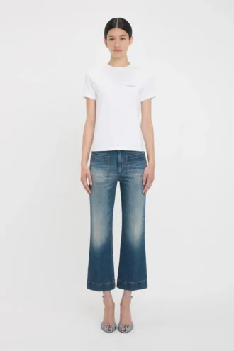 Tailliertes T-Shirt mit kleinem Logo in Weiß