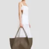 The Victoria Reisetasche aus khakifarbenem Leder